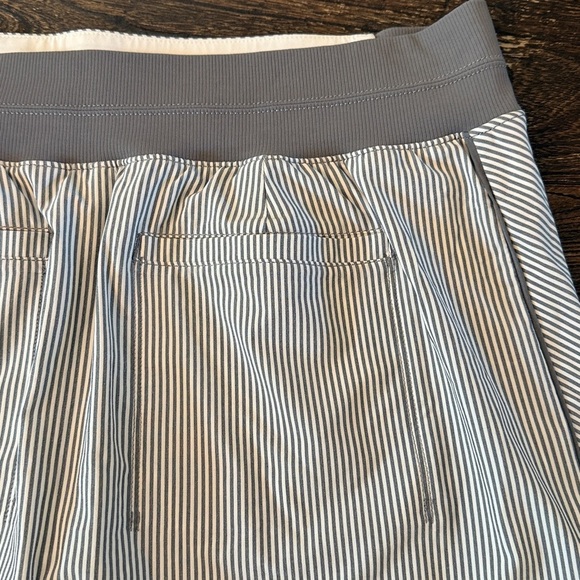 Athleta Brooklyn Textured 16” Skirt Skort Gray White Stripe Women’s Size 12 Golf - Picture 5 of 9